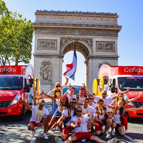 La caravane publicitaire Cofidis, présente sur de nombreuses courses et notamment sur le Tour de France, est une merveilleuse occasion d’aller à la rencontre de ses clients.